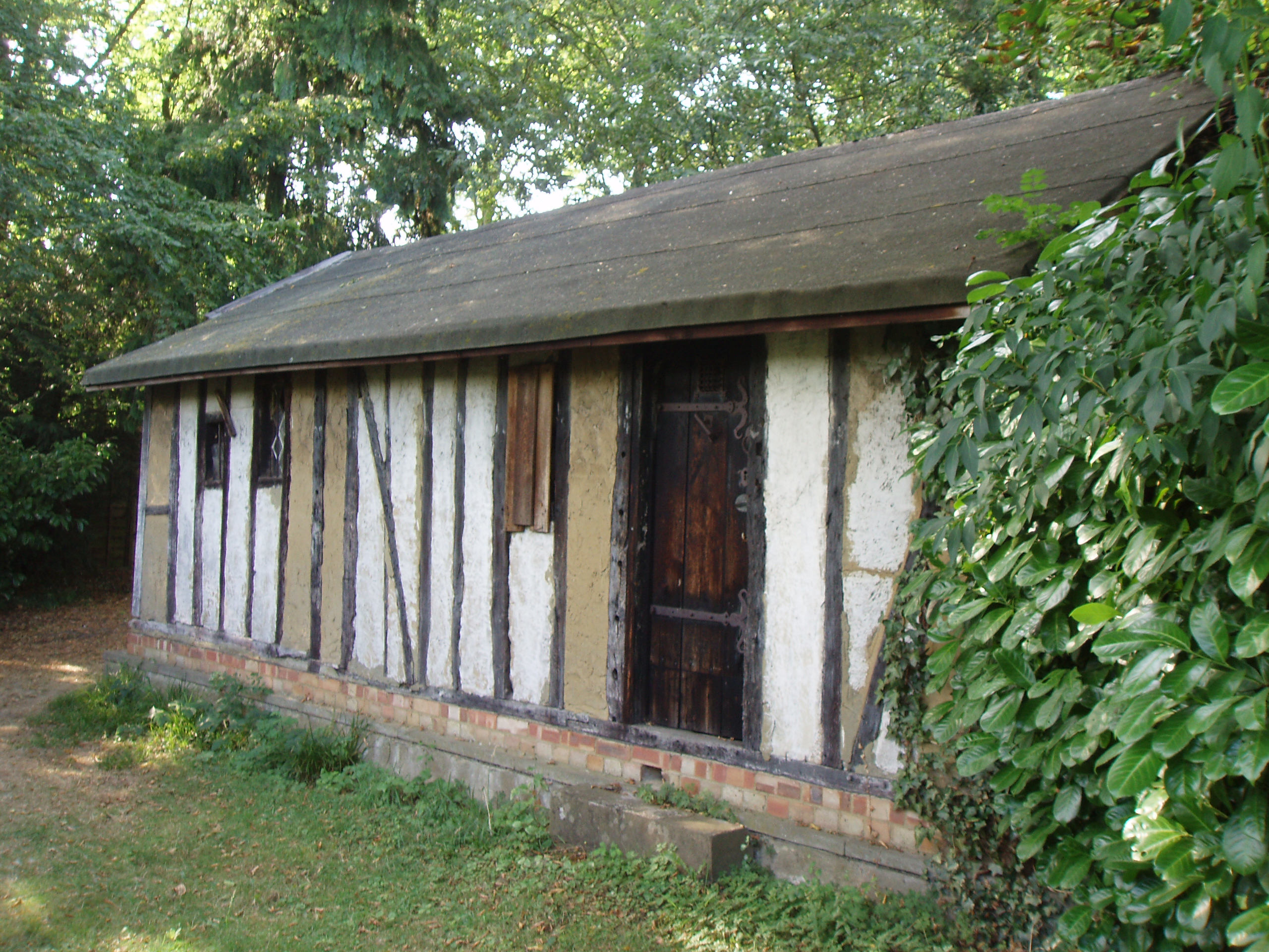 Antiga Witch’s Cottage de Bricket Wood, construção em enxaimel utilizada pelo coven de Gerald Gardner.